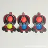 Fábrica em estoque fornecimento direto 2 furos dedo plástico bolha música desenho animado rato matador pioneiro descompressão silicone chaveiro brinquedo