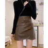 Mini saia preta para mulheres, adequada para primavera, outono e inverno, plus size, para garotas curvilíneas, cintura alta, com pregas, projetada para evitar exposição, justa nos quadris, evasê e com efeito emagrecedor