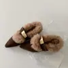 Sapatos Peludos Retrô para Mulheres 2026 Inverno Novo Estilo Slip-On Confortáveis para Exterior Boca Rasa Sapatos Individuais Fashion Versátil Sapatos de Algodão