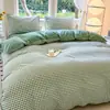 Juego de cuatro piezas cuidadosamente seleccionado de sábanas y funda de edredón para dormitorio individual de estudiante, juego de ropa de cama de tres piezas de dibujos animados fresco y lindo para el verano