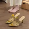Sandálias de Folha com Strass 2026 Novo Estilo Bico Fino Couro Envernizado Elegante Bonito Salto Agulha Bico Aberto Chinelos Social Salto Alto