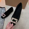 Sapatos peludos com fivela quadrada pequena para mulheres, sapatilhas Mary Jane peludas cinzas com fivela de diamante forradas com fleece para o inverno para mulheres