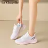 Novos sapatos de malha respirável de verão, modernos e leves, tênis confortáveis para estudantes do ensino médio, sapatos versáteis de sola grossa que fazem as pernas parecerem mais longas, sapatos femininos