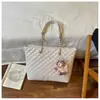 Bolso de Hombro Acolchado de Gran Capacidad para Mujer Estilo Fragancia Pequeña Hilo de Bordado Nuevo Moda Simple Lujo Ligero Bolso de Mano para Viaje