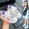 Tênis esportivo infantil, novo estilo primavera e outono 2025, tênis de lona para meninas com sola macia, tênis branco para estudantes, estilo cartoon, tênis casual da moda.