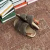 Sandálias versáteis para exterior, sapatos peludos de sola plana 2026, design de fivela, outono e inverno, macios, estilo coreano, novas sandálias de uma tira para mulheres