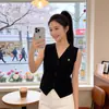 Colete Tricot V-Neck Estilo Chanel 2026 Novo Modelo, Textura Vintage, Cor Sólida, Uniboto, Peça Superior Macia para Exterior