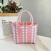 Nova bolsa de piquenique de primavera, bolsa de palha grande, esquema de cores rosa fofo, design xadrez color-block fresco e estiloso