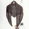 Nuevo chal triangular hueco de mezcla de lana, una bufanda triangular tejida suave y elegante, perfecta para usar en capas en primavera y otoño, y disponible para venta al por mayor.