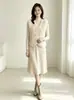 Otoño/Invierno 2026 Estilo Coreano Cuello en V Doble Botonadura Chaleco de Visón Conjunto de Dos Piezas de Punto Vestido Plisado de Cuello Semi-alto para Mujer