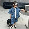 Conjunto Jeans de Verão com Letra Grande para Meninos 2024 Nova Roupa Infantil Casual de Manga Curta Duas Peças