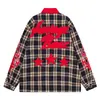 Camisa de manga larga a cuadros azul marino para hombre con cuello rojo, con un diseño de estilo callejero punk oscuro con parches de llamas y estrellas, y un corte holgado.