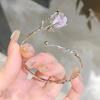 Venta Caliente Brocado Explosivo Pistilo Mariposa Acacia Ratán Sólido Pulsera de Empuje y Tirón Diseño de Flor de Nicho Femenino para Novia