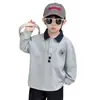 Colección de otoño para niños: camisas tipo polo elegantes y geniales con cuello camisero, nuevos estilos de otoño 2026, ropa urbana moderna y llamativa para niños, perfectas como capa base