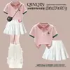 Moda Infantil Grande Camiseta com Gola Lapela de Manga Curta Desenho de Urso Doce Conjunto de Duas Peças Saia Elegante de Verão para Meninas