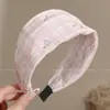 Nueva diadema de ala ancha 2026 para mujer, diseñada para levantar la línea del cabello y mantener el cabello en su lugar mientras te lavas la cara, con un estilo retro adecuado para otoño e invierno, y ofreciendo un aspecto sofisticado