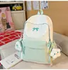 Nova mochila fofa para meninas, versátil e estilosa, com designs de estrelas e laços, adequada para estudantes do ensino fundamental II, ensino médio e universitários, perfeita para a escola