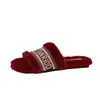 Chinelos Peludos Estilo Tweed para Uso Externo Feminino Outono 2025 Novos Chinelos Baixos Bordados Letras Linha Única Chinelos de Algodão Atacado