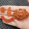 Jade Jade Jade Vermelho Jade de Trava Livre Pingente de Jade Vermelho Verde Seco Ruyi Dragão Duplo Parede Fivela de Moeda de Cobre Pingente Pingente de Grampo de Cabelo Atacado