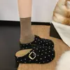 Sapatos femininos de moda Boken versáteis de outono com sola grossa estilo novo 2026 confortáveis retrô com bolinhas biqueira chinelos de meio chinelo com fivela de couro