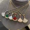 Baojia Versión Alta Nueva Falda Pequeña Collar Fanático Femenino Pequeños Rojos Fritillaria Blanca Calcedonia Roja Cadena de Clavícula Generación en Vivo