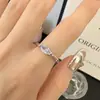 Anel Quadrado de Diamante Zircônia em Forma de Losango Simples Yuhong, Design de Nicho Moderno e Único, Luxo Leve, Venda Direta do Fabricante