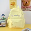 Mochila escolar linda y animada con alas moteadas de color amarillo cremoso, llena de energía juvenil y un ambiente femenino, perfecta para salidas