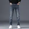 Jeans para hombre de Hong Kong 2026 nuevo otoño elásticos ajustados rectos modernos de alta gama casual de negocios pantalones largos