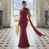 Vestido de estilo europeo y americano con hombros descubiertos y cuello halter, falda fluida, pliegues laterales y silueta ajustada, perfecto para una ocasión formal o como vestido de dama de honor