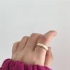 Anillo Retorcido de Metal Mate con un Estilo Discreto y Único de Dongdaemun, Corea del Sur