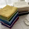 Novo Cachecol Pequeno de Lã para Mulheres, Estilo Coreano Outono/Inverno, Cachecol de Tricô Macio e Fofo de Cor Sólida, Cachecol Quente com Logo Metálico Simples