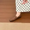 Zapatos de Cuero Marrón Retro para Mujer 2026 Moda Nuevo Estilo con Hebilla Versátiles Mocasines Planos