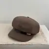 Novo chapéu octogonal de cor sólida de alta qualidade estilo britânico, versátil para outono e inverno, chapéu de pintor artístico que faz o rosto parecer menor