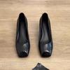 Nova Coleção Primavera 2025 Sapatos Pequenos de Couro Preto para Trabalho Feminino Couro Macio Slip-on Bico Quadrado Versátil Salto Grosso Baixo Sapatos de Camada Única