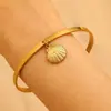 Pulseiras Largas Europeias e Americanas de Aço Inoxidável de Alta Resistência com Espiral Ondulado, Estrela do Mar, Esmalte Azul e Designs de Concha em Vários Estilos para uma Vibe Praiana