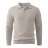 Suéter masculino de malha com meio botão estilo polo, uma peça de tricô moderna para homens jovens, oferecendo calor e um visual casual, perfeito como camada base