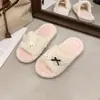 Pantufas de pelúcia de coelho fofas para mulheres, adequadas para usar ao ar livre no outono e inverno, quentes e confortáveis, pantufas de algodão de sola reta tamanho grande