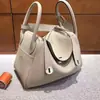 Nova Bolsa Lindy Primavera/Verão 2024 Tendência Ombro Único Transversal Bolsa de Mão Padrão Lichia Couro Bovino Togo Tc Bolsa de Médico Mini