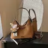 Bolsa de ombro estilo retrô para mulheres, perfeita para exportação, com um visual sofisticado, design versátil e múltiplos usos como mochila ou bolsa transversal, feita de camurça.