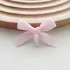 Acessórios Elegantes de Tecido com Laços de Miçangas Pretos e Brancos Feitos à Mão para Sapatos, Meias, Bolsas, Capas de Celular e Acessórios de Roupa