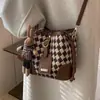 Bolso Cubo de Diseño de Nicho Retro con Rombos para Mujer, Nuevo Bolso de Hombro y Bolso Cruzado de Alta Gama para Commuter