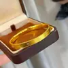 Mesmo estilo da série de padrões múltiplos ouro areia da joalheria, pulseira de trevo de quatro folhas esculpida de cor sólida, pulseira de anel lisa sólida escovada atacado