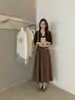 Suave cárdigan de punto retro marrón, conjunto de tres piezas con falda de tirantes a rayas para mujer, nuevo atuendo casual de otoño