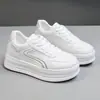 Zapatillas para mujer que aumentan la altura con suelas de 8 cm de grosor, ligeras y cómodas para personas bajitas, nuevo estilo otoño 2026 zapatos de plataforma blancos para mujer