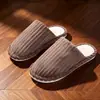 Pantuflas de algodón cerradas y sencillas personalizadas para parejas, pantuflas antideslizantes de interior para otoño e invierno para hombres, cálidas, comercio exterior transfronterizo al por mayor