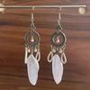 Pendientes Largos de Plumas Blancas Elegantes Retro Estilo Exótico para Mujer Estilo Étnico de Yunnan Pendientes para Fotos Gancho Blanco para la Oreja