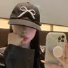 Boné de Baseball Aba Reta Ins para Mulheres, Novo Estilo Primavera 2026, com Padrão de Bordado de Laço, Aba Larga, Proteção Facial, Efeito Emagrecedor