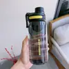 Garrafa de água esportiva de grande capacidade, design estiloso para homens e mulheres, perfeita para o verão, simples e durável, resistente ao calor, com infusor de chá, e feita de plástico, tornando-a resistente a quedas