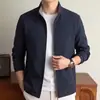 Chaqueta para transmisiones en vivo estilo Old Money, colección de otoño 2026 para hombre, cuello alto, cierre de cremallera, color liso, chaqueta casual para hombre