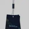 Nossa Fábrica Especializa-se em Personalizar Cartolina Branca, Papel Couchê e Outras Etiquetas para Roupas, Sapatos e Meias. Podemos Adicionar Logos, Impressão Colorida, Hot Stamping e Relevo